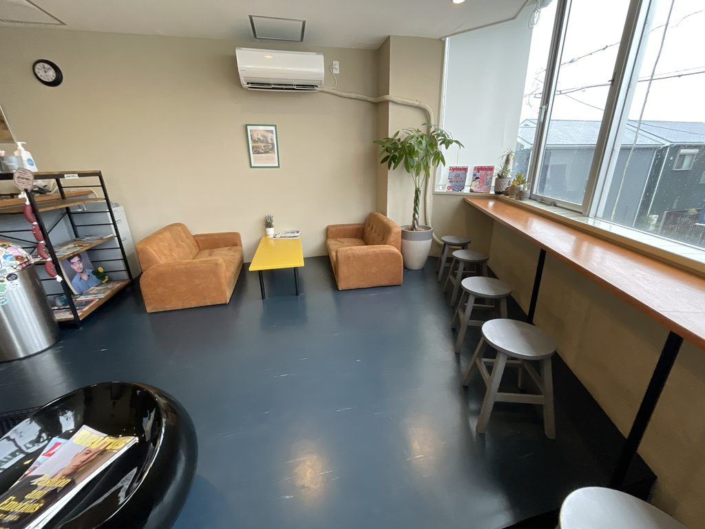 LAZY COFFEEの明るく落ち着いた店内