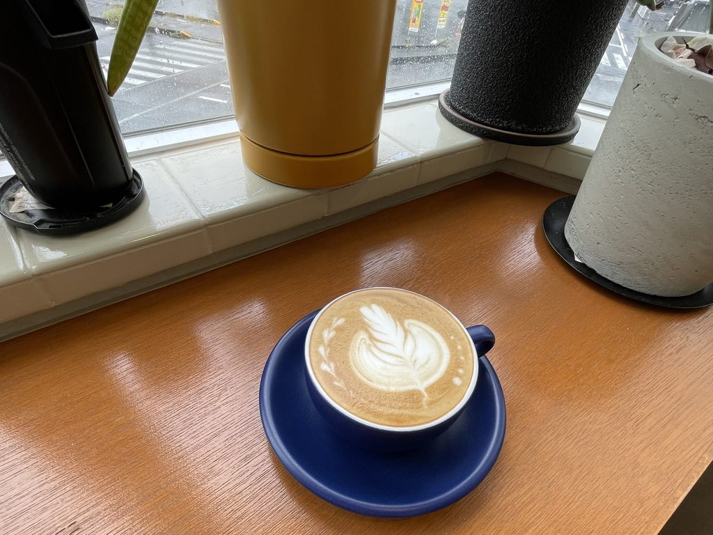斜め上から撮影したLAZY COFFEEのラテアート