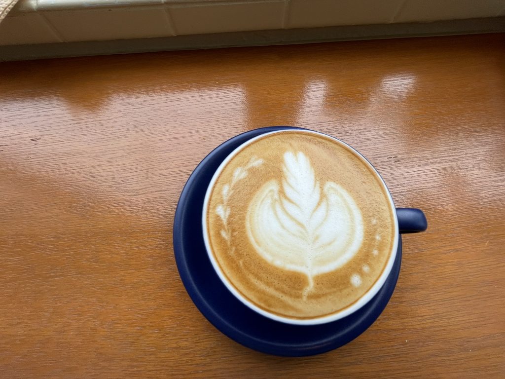 少し上から撮影したLAZY COFFEEのラテアート