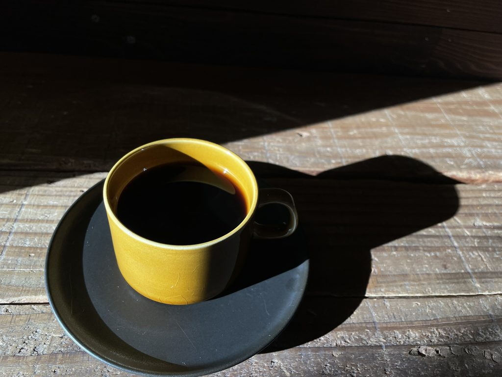 THE DAY COFFEE STANDの黄色いカップに入ったグァテマラの深煎りコーヒー