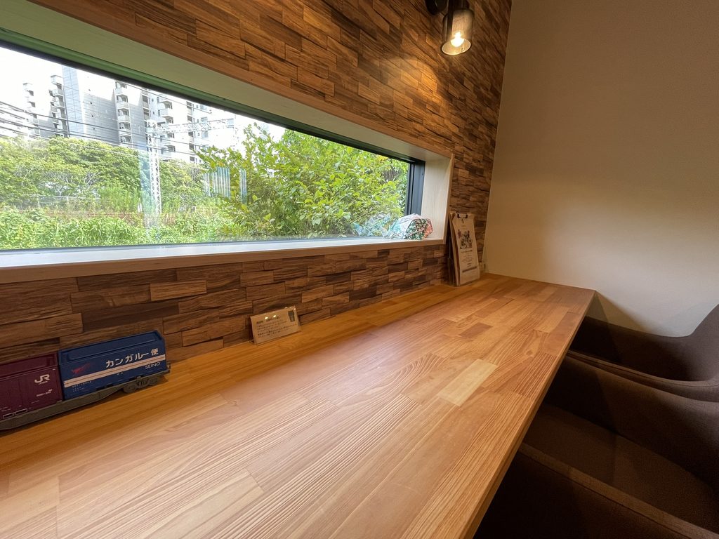 茶屋さくら・そうの電車が見える窓際席