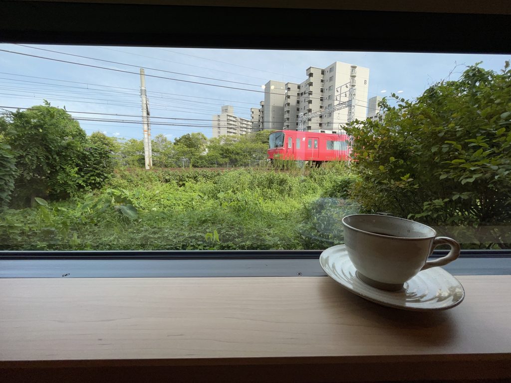 茶屋さくら・そうの窓から見える名鉄の赤い電車