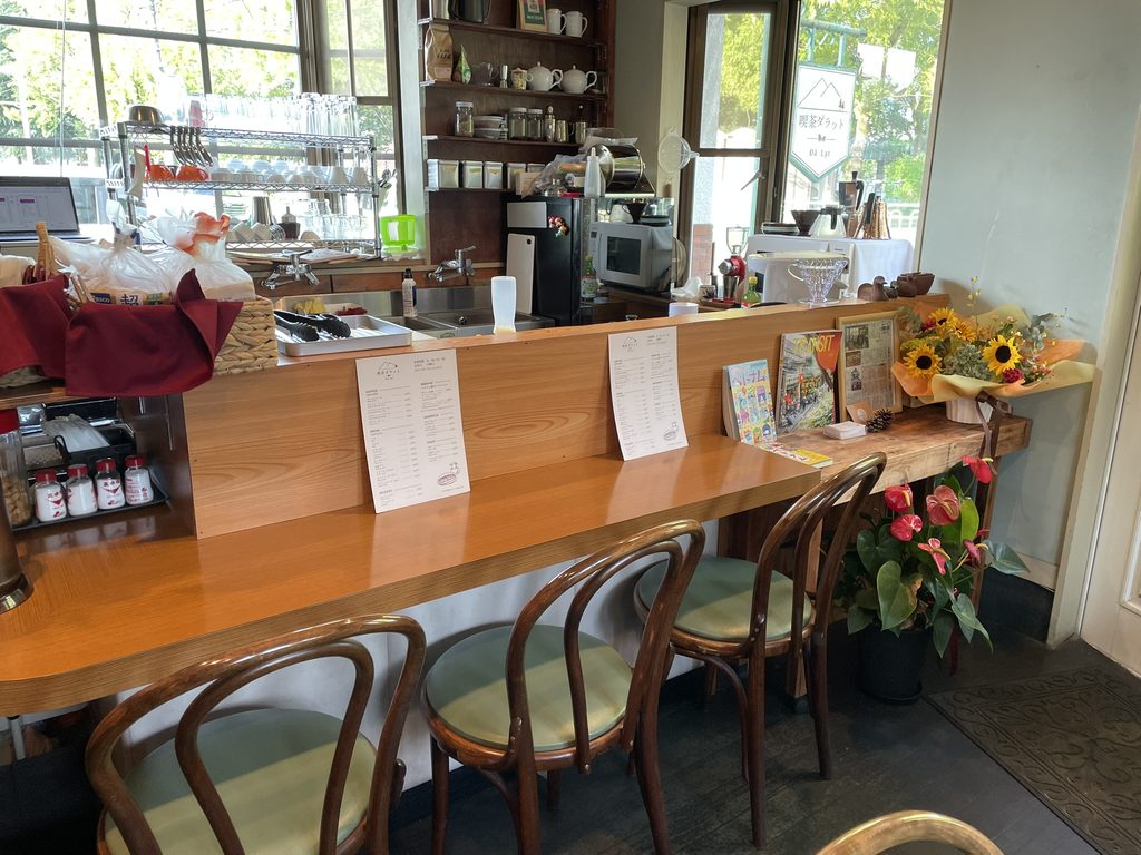 喫茶ダラットのカウンター席と店内