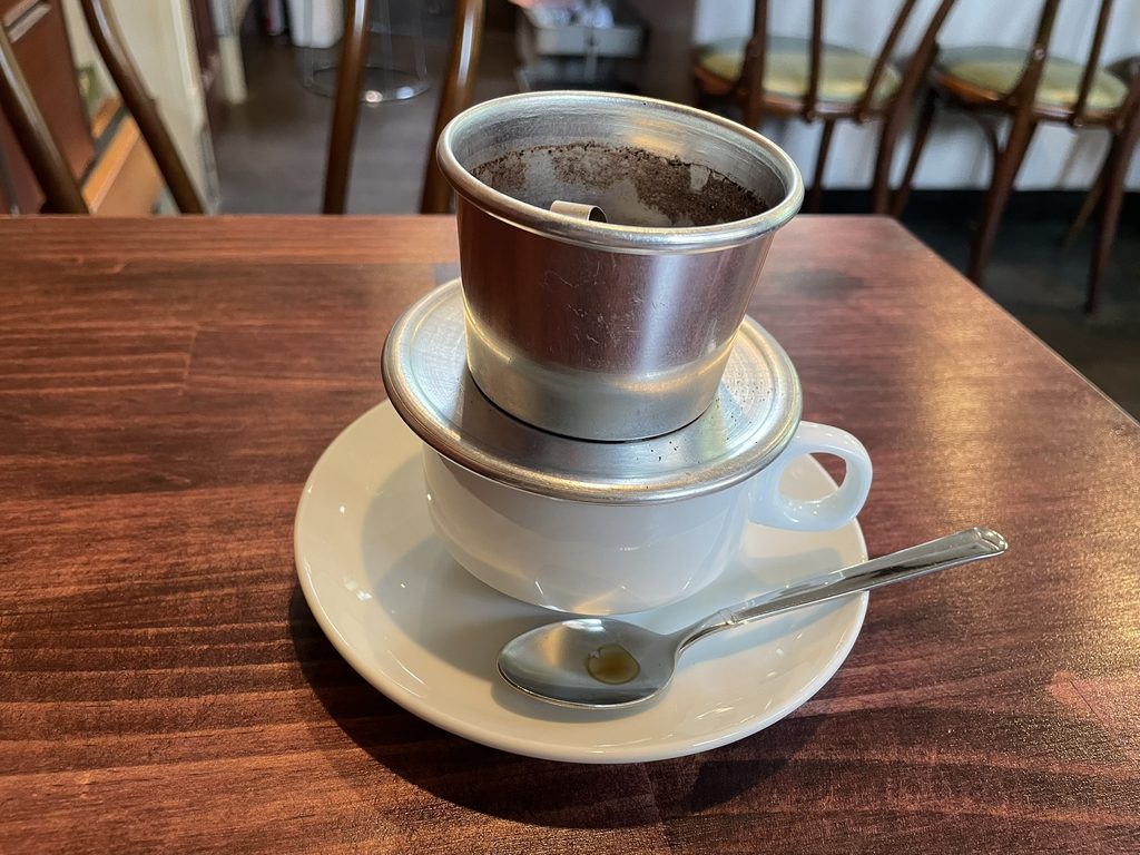 コーヒーカップの上に置かれたベトナム式のフィン