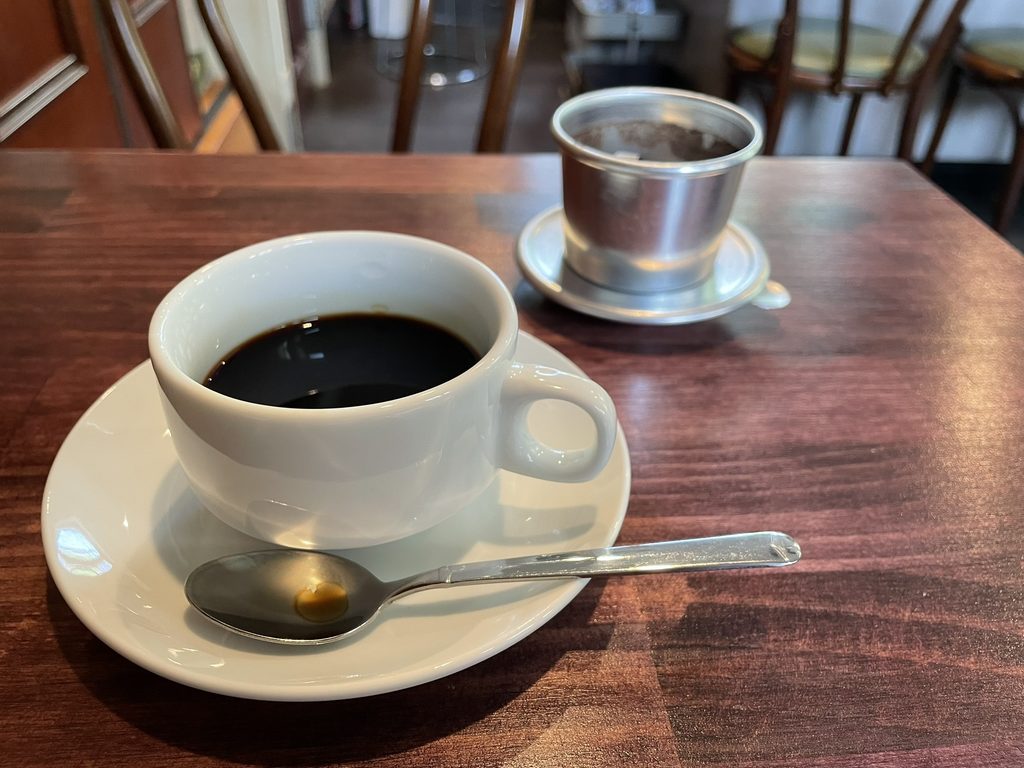 フィンで抽出したブラックコーヒー