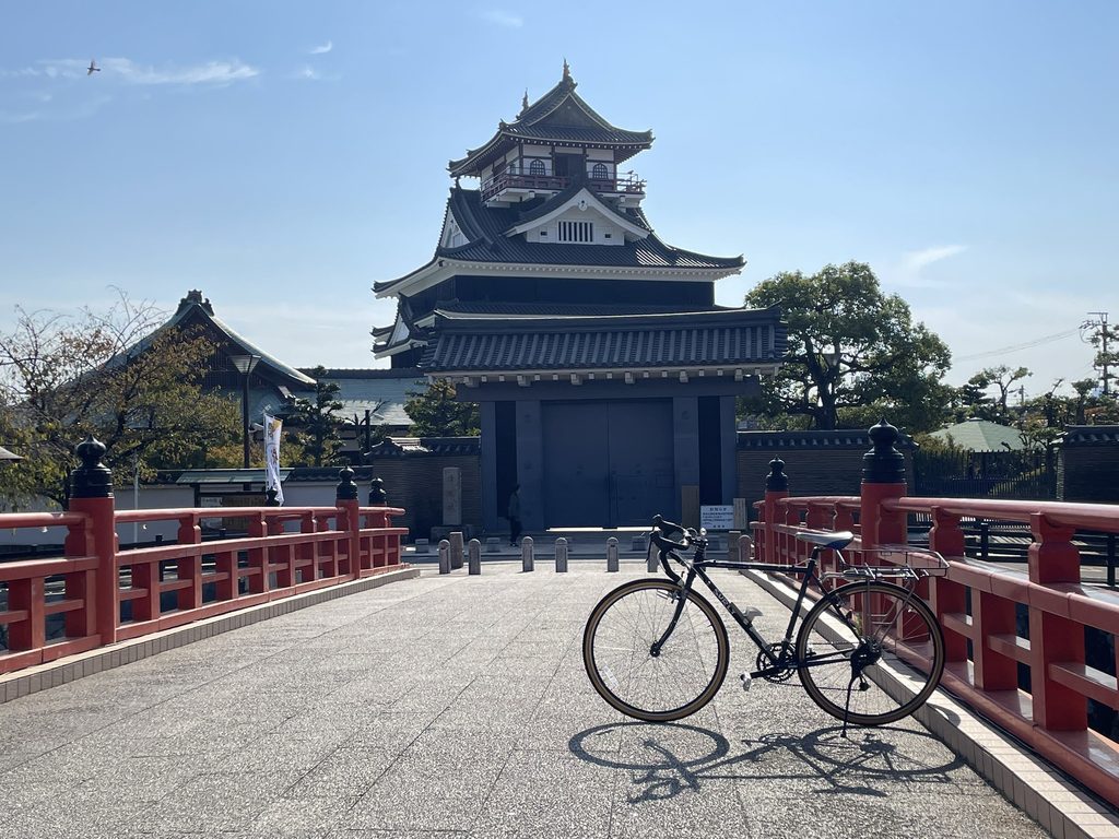赤い橋の向こうに見える清洲城