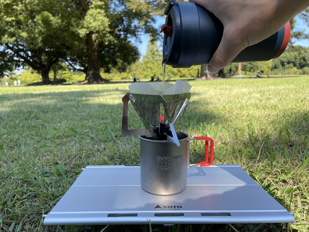 庄内緑地公園でハンドドリップコーヒーを淹れる様子