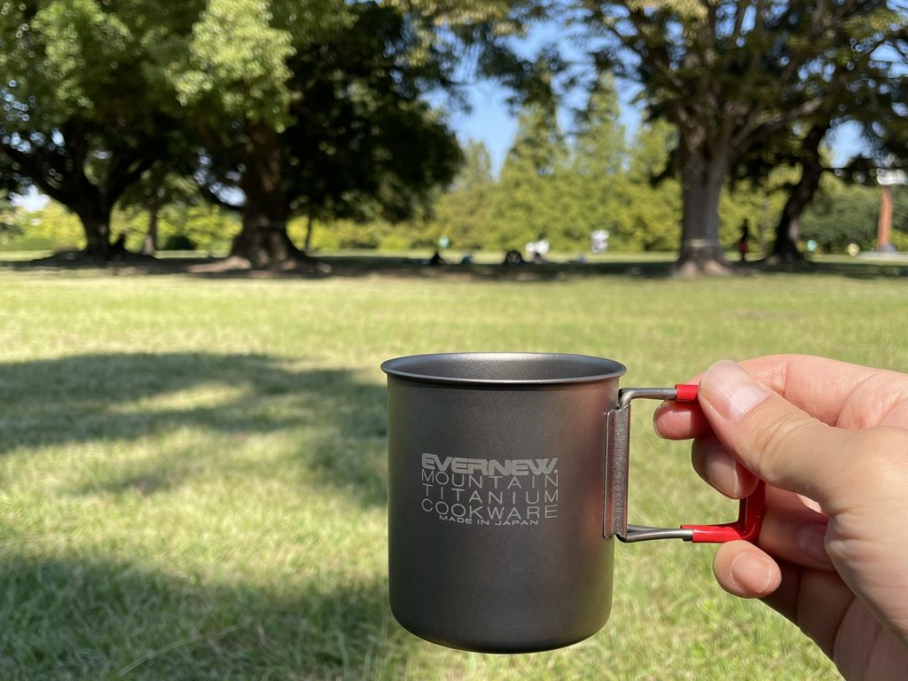 庄内緑地公園の緑を背景に持ったコーヒーカップ