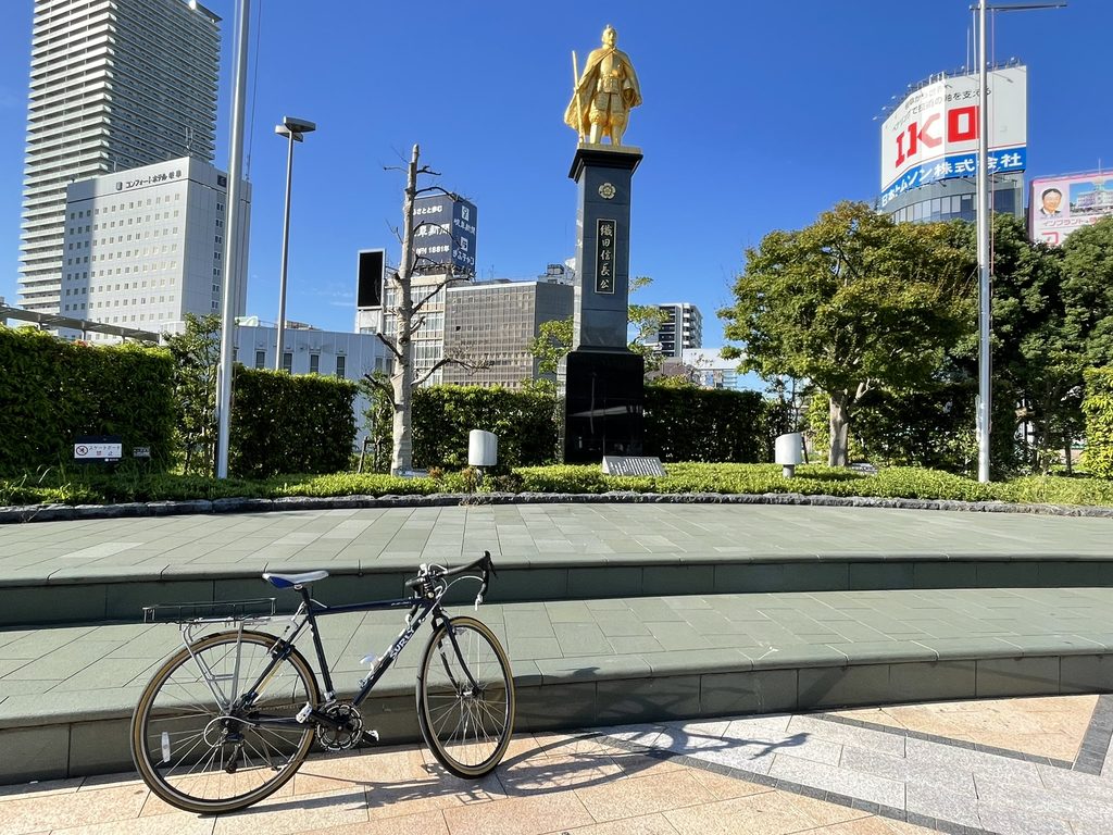 岐阜駅前の織田信長公像と自転車