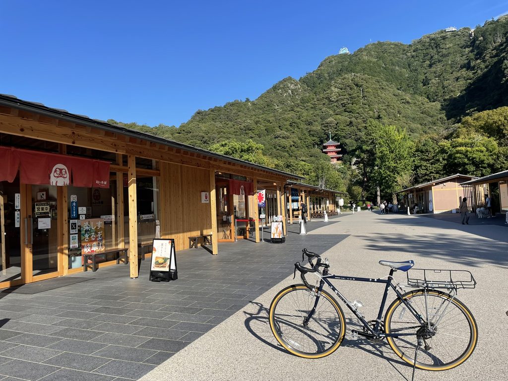 金華山の麓にある岐阜公園と自転車