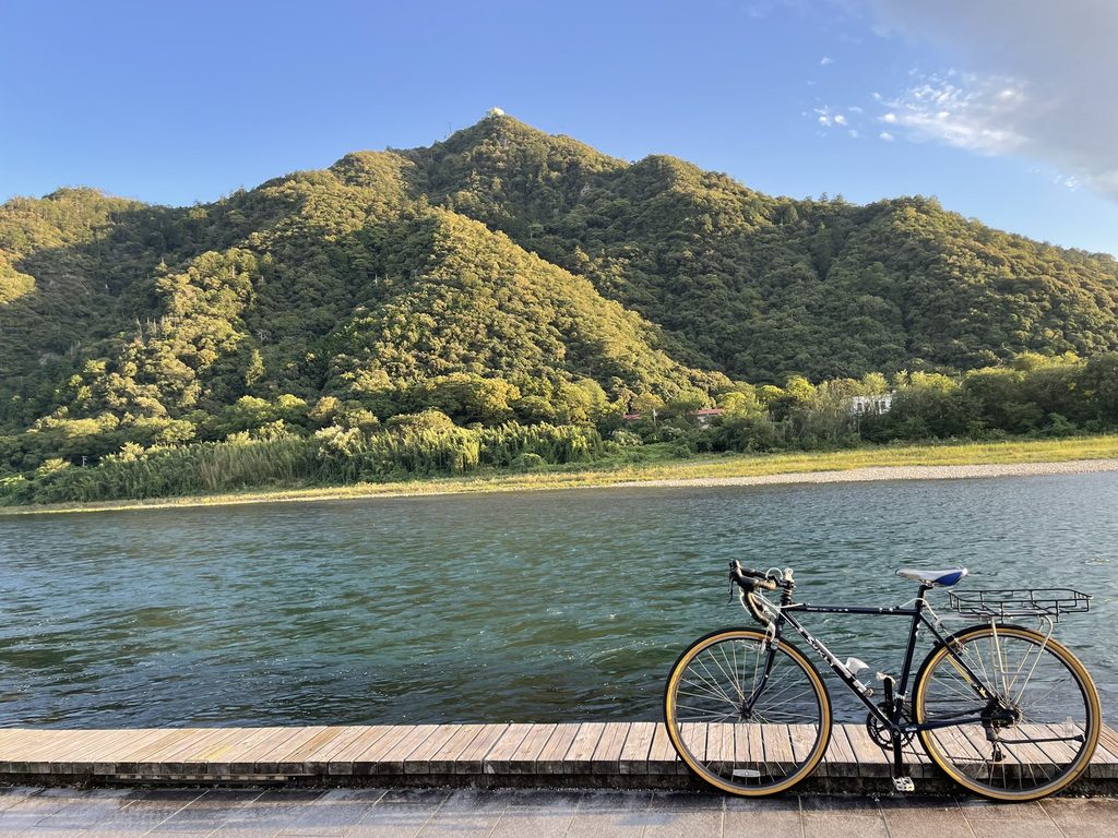 長良川沿いに停めた自転車と金華山の風景