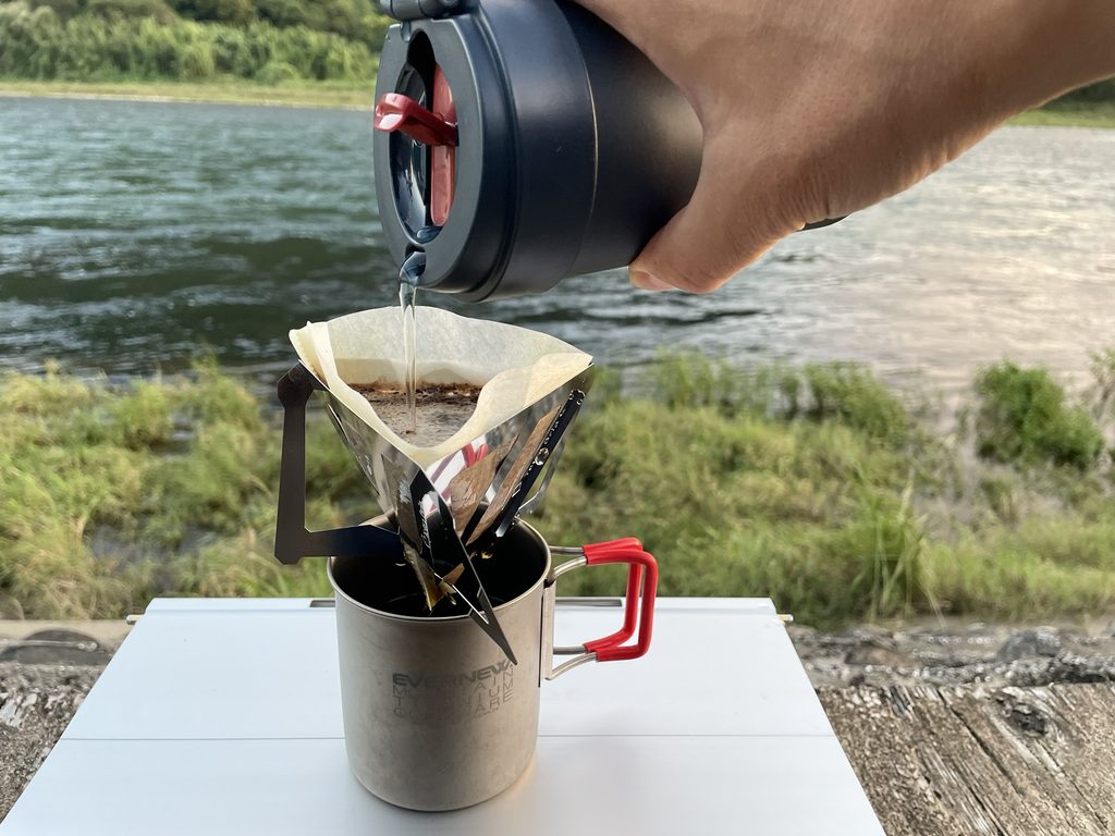 長良川と金華山を眺めながら淹れるドリップコーヒー