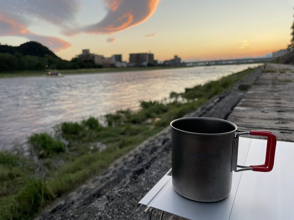 夕暮れの長良川を眺めながら飲むコーヒー