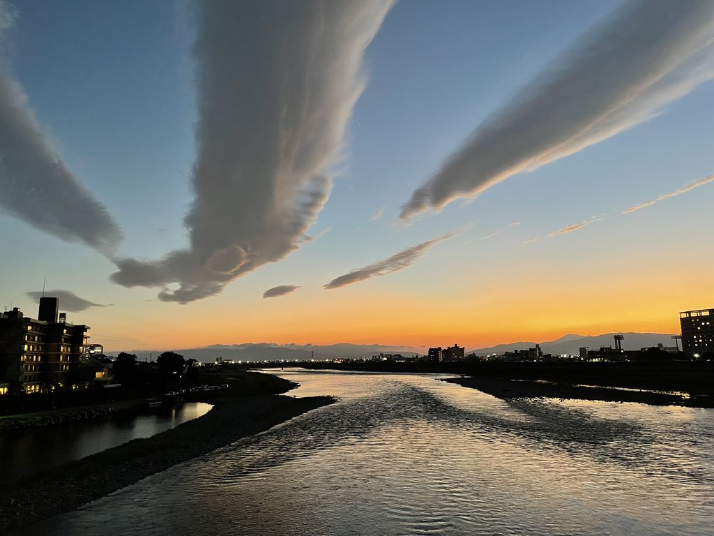 夕焼けに染まる長良川の風景